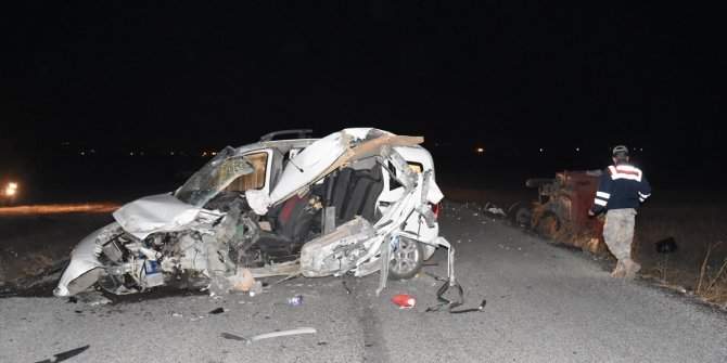 Hafif ticari araç traktörün römorkuna çarptı: 2 ölü, 2 yaralı