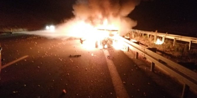 5 kişinin yaralandığı trafik kazasında alev alan otomobil yandı