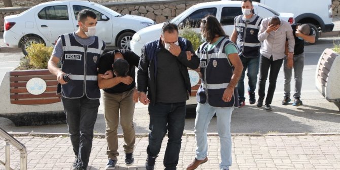 Elazığ’da yüzlerce sahte altın ele geçirildi, 4 şüpheli yakalandı