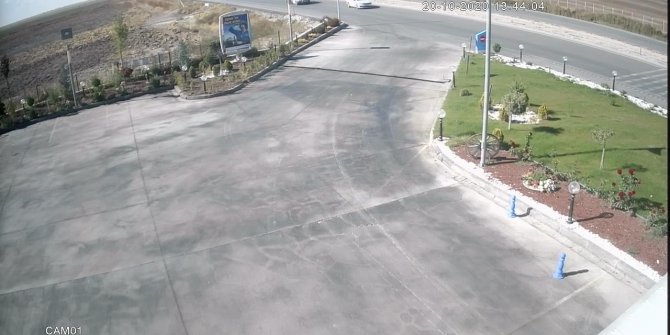 Kamyonet ile çarpışan otomobilin takla attığı anlar kamerada