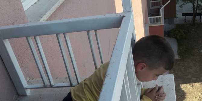 Kafası balkon korkuluklarına sıkışan çocuğu itfaiye kurtardı