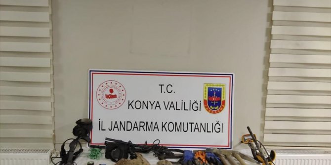 Beyşehir Gölü'ndeki adada izinsiz kazı yaptıkları iddiasıyla 3 kişi yakalandı