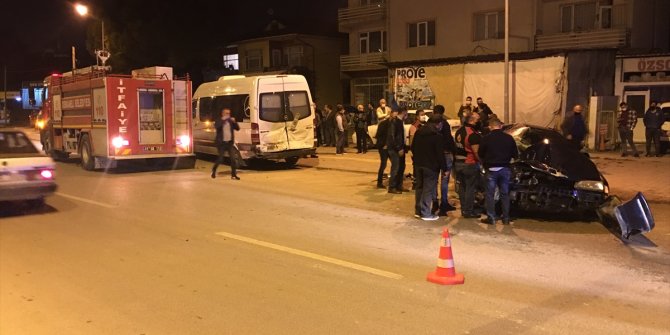 Otomobil park halindeki minibüse çarptı: 1 ölü, 1 yaralı