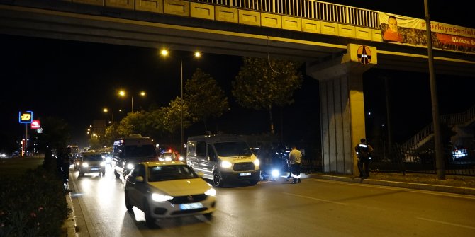 Üst geçitten atladı, otomobilin altına kalıp öldü