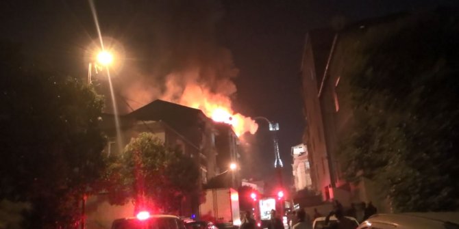 Esenyurt'ta 7 katlı binanın çatısı alev alev yandı
