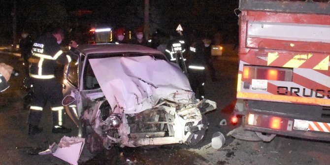 Dur ihtarına uymayan otomobil çekiciye çarptı: 1 ölü