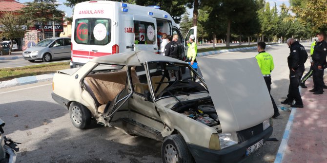 Kamyonetle otomobil çarpıştı: 2'si çocuk 7 yaralı