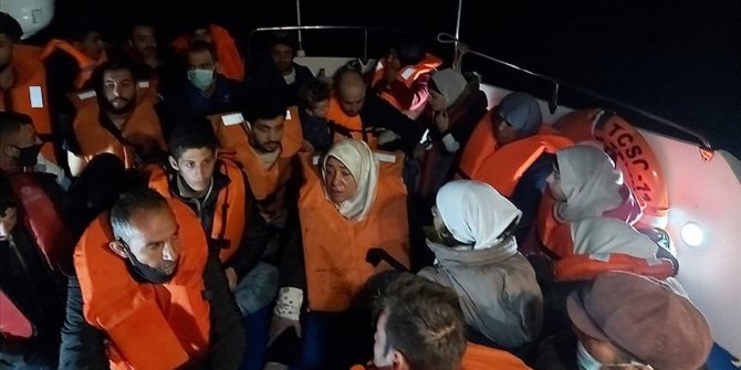 Türk kara sularına geri itilen 33 yabancı uyruklu kurtarıldı