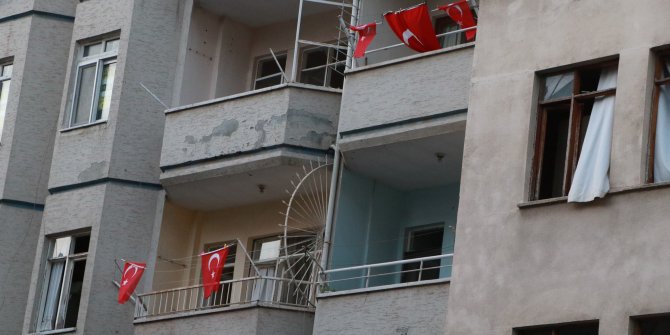 İskenderun'da patlamanın yaşandığı caddede teröre ‘Türk bayraklı’ tepki