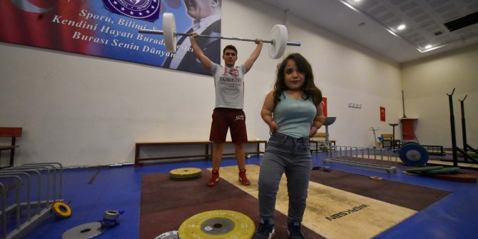 108 santimetre boyundaki Ayşe'nin, halterde şampiyonluk hedefi