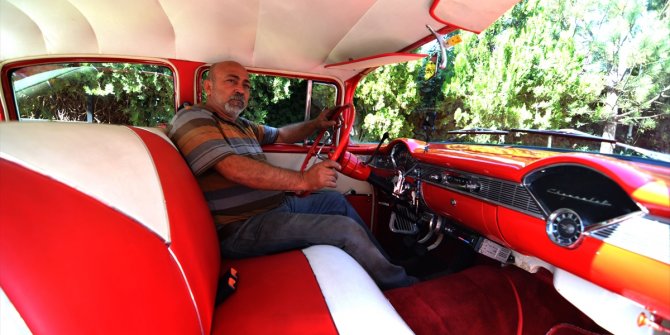 Tutkunu olduğu klasik otomobilleri hurdadan alıp eski ihtişamına kavuşturuyor