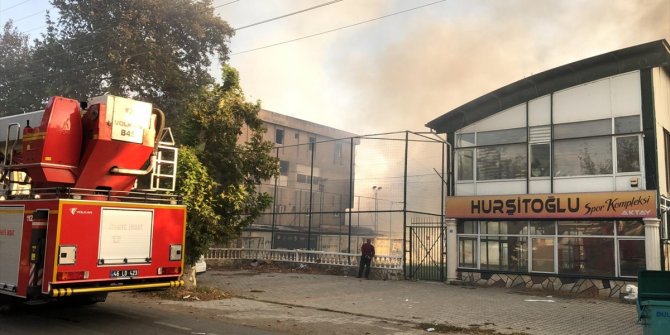 Kahramanmaraş'ta fabrikada çıkan yangına müdahale ediliyor