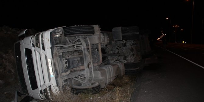 Kontrolden çıkan tır devrildi: 1 yaralı