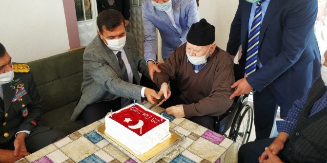 Cumhuriyetle yaşıt Mehmet dedeye doğum günü sürprizi