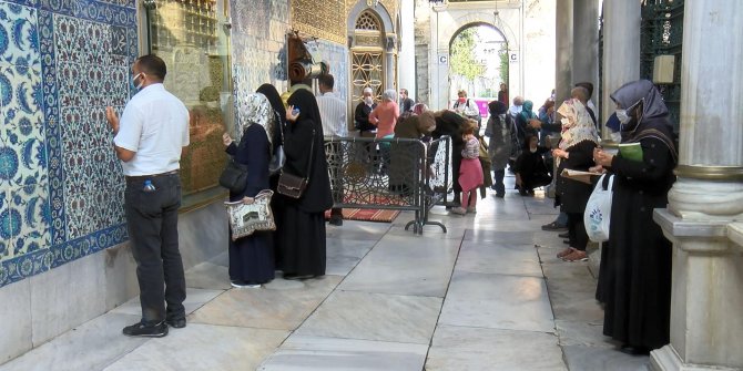 Vatandaşlar Eyüp Sultan Camii'ne akın etti