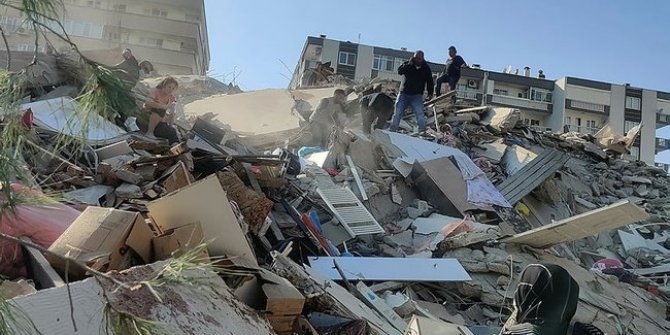 İzmir'deki depremin ardından yıkılan binalar var!