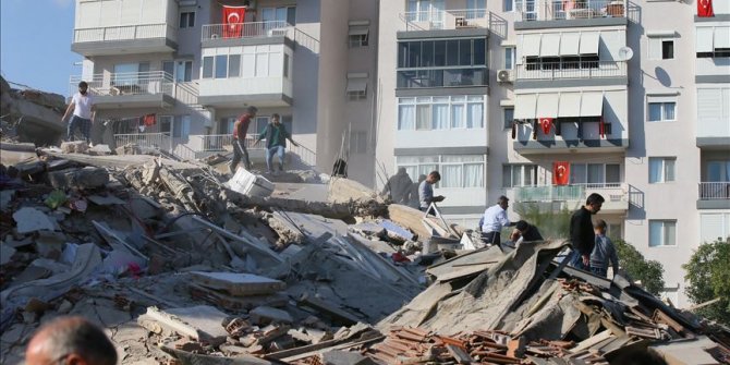 AFAD'dan İzmir'deki deprem sonrası "hasarlı yapılara girmeyin" uyarısı