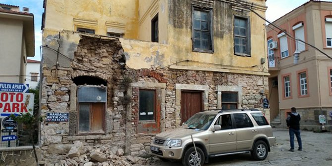 Deprem Çeşme'deki bazı binaların duvarlarını yıktı