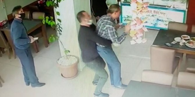 Nefes borusuna balık parçası kaçan müşterisini kurtardı