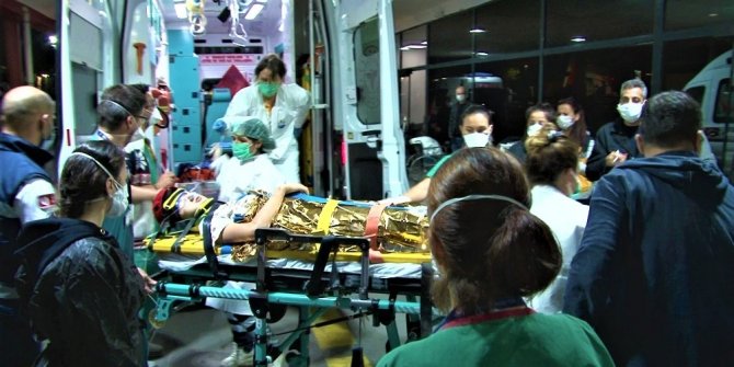 Enkazdan 9,5 saat sonra çıkartılan 14 yaşındaki Günay hastaneye sevk edildi