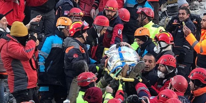 Enkaz altından bir kişi daha sağ kurtarıldı