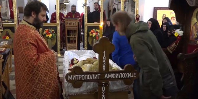 Karadağ'da koronavirüsten ölen başpiskoposu öperek uğurladılar