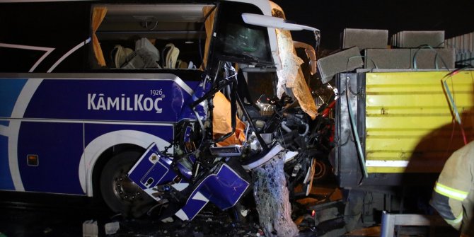 Yolcu otobüsü tırla çarpıştı: 1 ölü, 8 yaralı