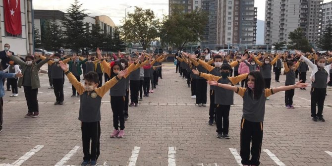 Müzik öğretmeninden öğrencilere ‘Maskeni Tak’ bestesi