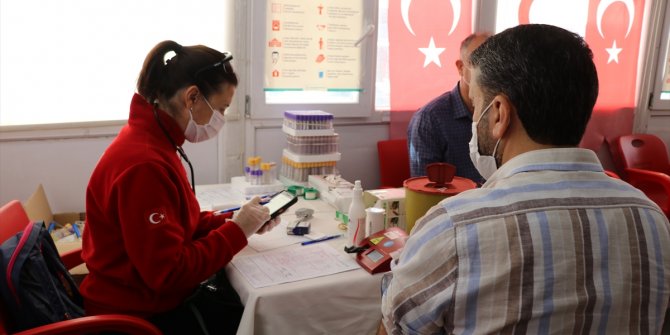 Telsiz anonsunu duyan polisler kan bağışına koştu