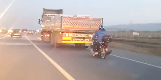 Motosiklet sürücüsünün Konya yolunda tehlikeli yolculuğu