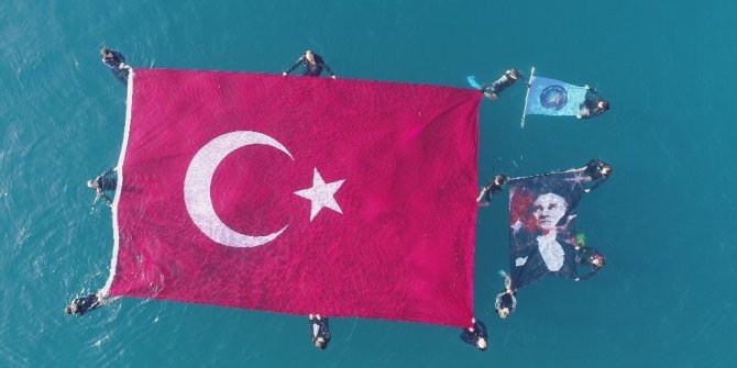 Antalya’da öğrenciler Ata’yı denizde açtıkları 54 metrekarelik bayrakla andı