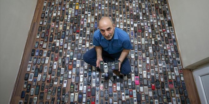Turska: Za dvije decenije napravio kolekciju od 1.000 starih modela mobitela