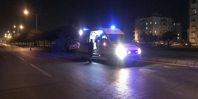 Yoldan çıkan ticari taksi ağaçlara çarparak durabildi: 1 yaralı