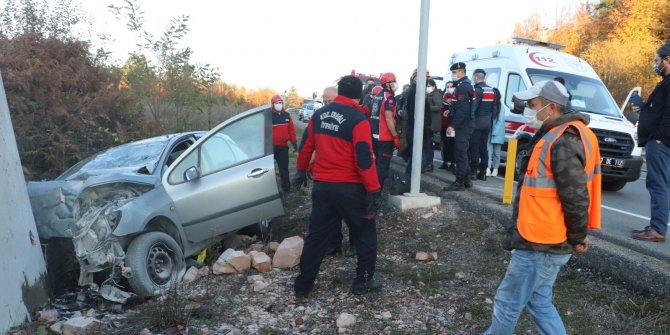 Otomobil duvara çarptı: 1'i bebek 2 ölü, 2 yaralı