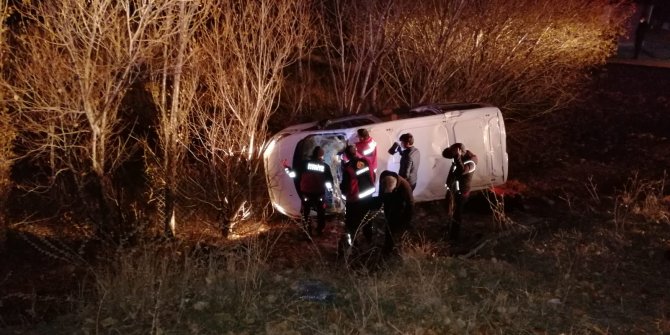 Ağrı'da kaçak göçmenleri taşıyan araç devrildi: 17 yaralı