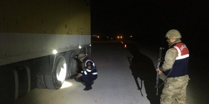 Denizli’ye kamyonla 1 kilo uyuşturucu sokan 2 şahıs yakalandı