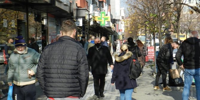 Kosova’da halk korona virüse aldırış etmeden sokakları doldurdu
