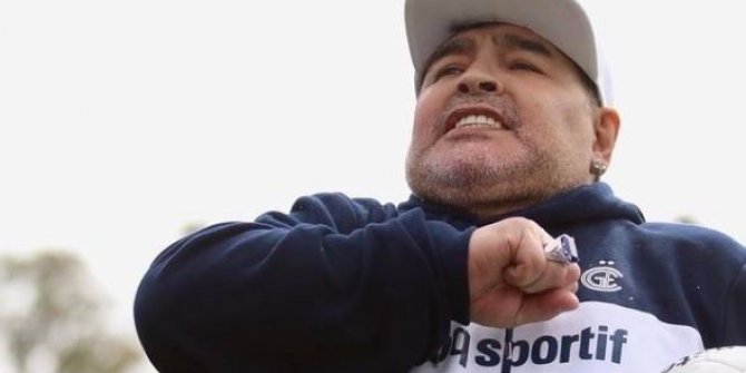Futbolun efsanesi Maradona 60 yaşında hayatını kaybetti