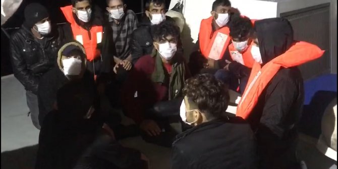 Batan teknedeki 19 göçmen son anda kurtarıldı