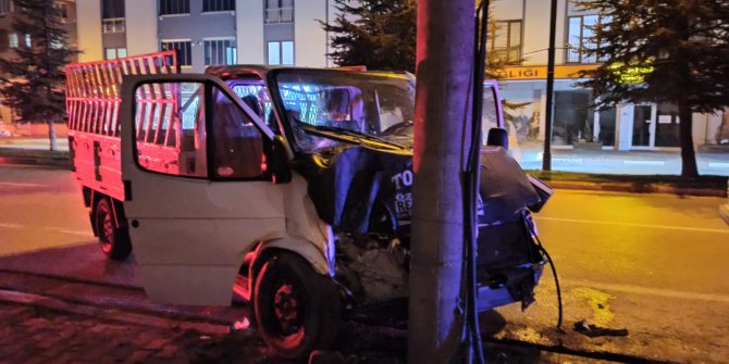 Çarpıp kaçan kamyoneti takip eden otomobil sürücüsü kazaya yol açtı: 1 yaralı