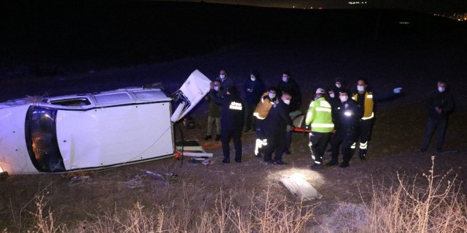 Hafif ticari araç tarlaya uçtu : 5 yaralı