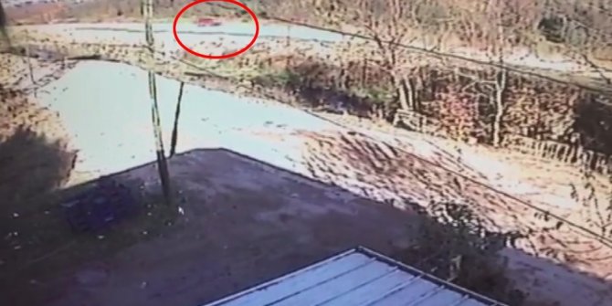 Hırsız ile polis arasında nefes kesen anlar kameraya yansıdı