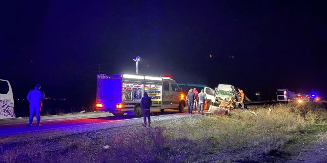 Otobüsle minibüs çarpıştı: 1 ölü, 2'si çocuk 5 yaralı