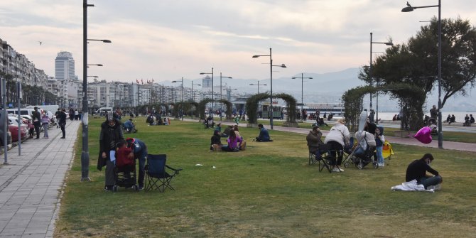 İzmir’de yasağa rağmen Kordon doldu, polis uyardı