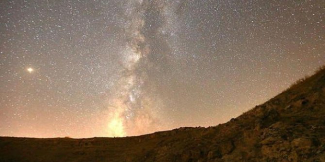 Atmosfere girince ateş topuna dönüşen göktaşı, Japonya'da gökyüzünü aydınlattı