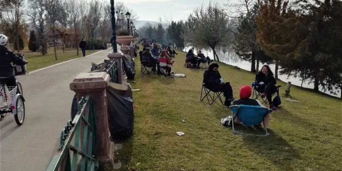 Yasaklardan bunalanlar parklara akın etti