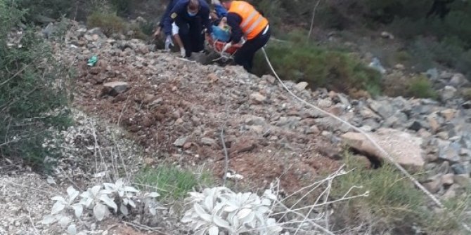 Fethiye uçuruma yuvarlanan otomobilin sürücüsünü İtfaiye kurtardı