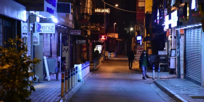 İzmir'de sokaklar boş kaldı