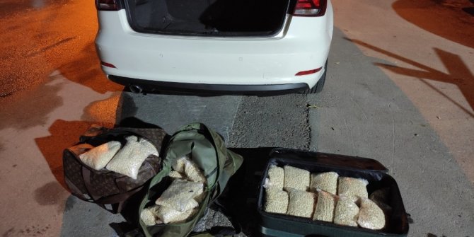 Otomobilin bagajından 393 bin adet uyuşturucu hap çıktı