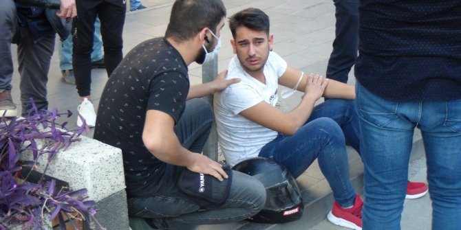 Yayaya yol veren motosikletli kuryeye, arkadan gelen otomobil çarptı